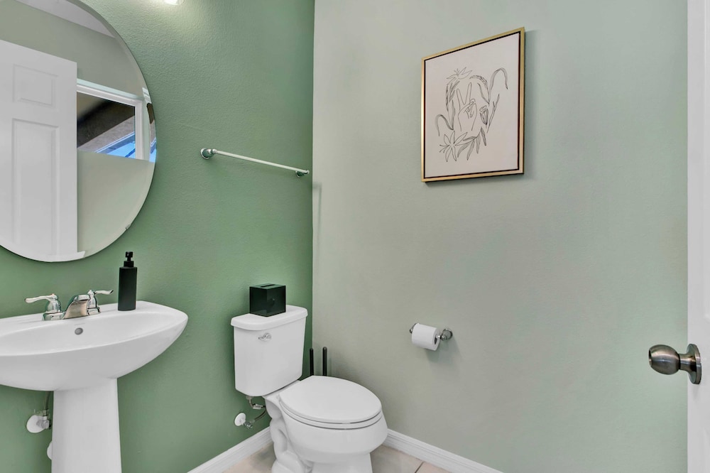 Sleeps 20! 9bdr, Star Wars-themed Game Room, Pool, Hot Tub Nassau by Avantstay