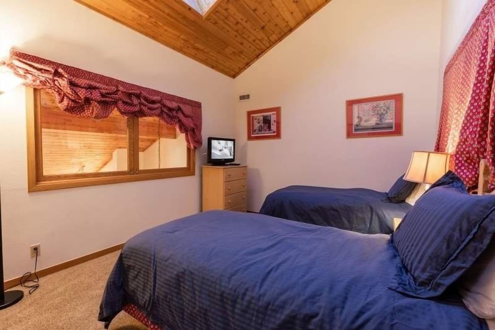 Townsend Place With Largest Outdoor Hot Tub and Ski-in Ski-out Access by Redawning - Property Image 3