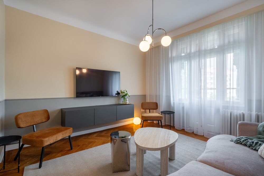 Romanian Athenaeum Flat - Refined 3BR Steps from Calea Victoriei