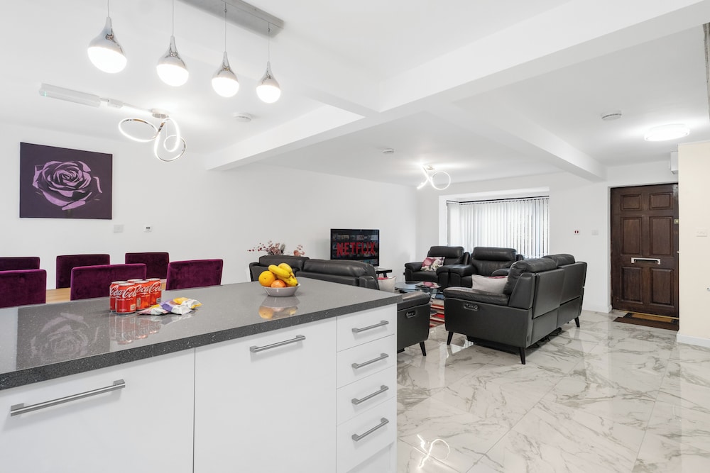 7 bed House for HS2 Contractors & Corporate Travel view 2