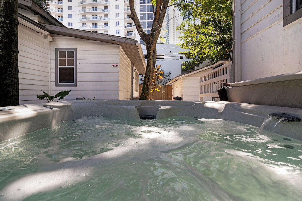 7BD Downtown Oasis Pool