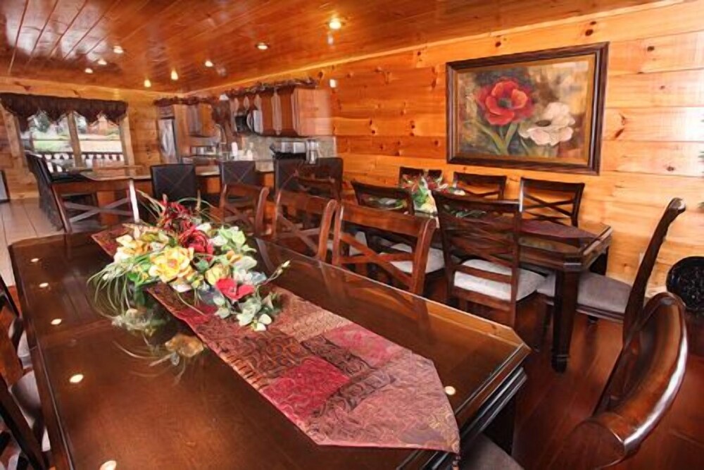 Serenity Mountain Pool 9 Br cabin by RedAwning