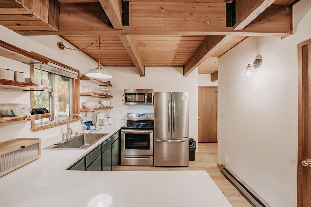 27gs - Bbq - Pets Ok - Wifi - Sleeps 10 3 Bedroom Home by RedAwning