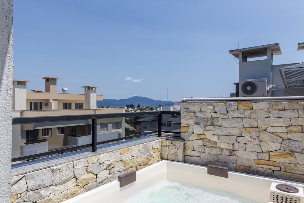 House w/ Gourmet Area, Just 10min From the sea OSH