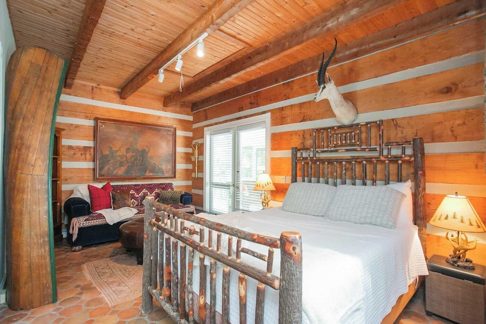 35 Acre Villa w/ Pool, Spa, Wine Cellar & Gym + Near Golf Club La Pearla Ranch by Avantstay