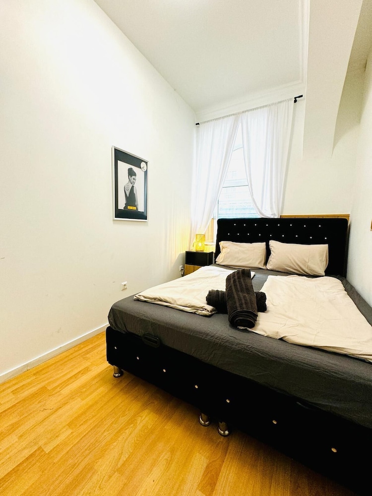 10BR Apt for Groups 8Min to Rathausplatz