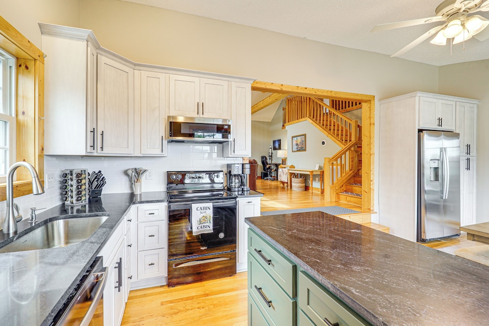 Pet-friendly Cabin w/ Hot Tub in North Carolina!
