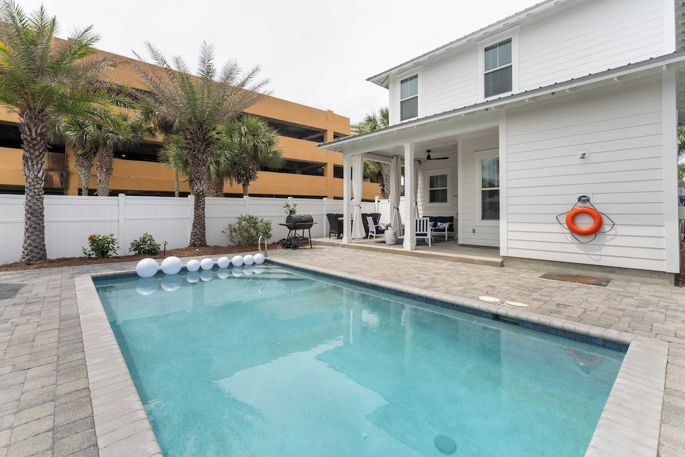 Pool, Patio & Outdoor Dining + Walk to Shore, Pier Park Sanctuary on Sands
