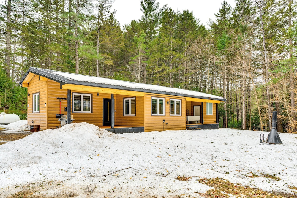 Porch & 1-acre Yard: White Mountains Hideaway