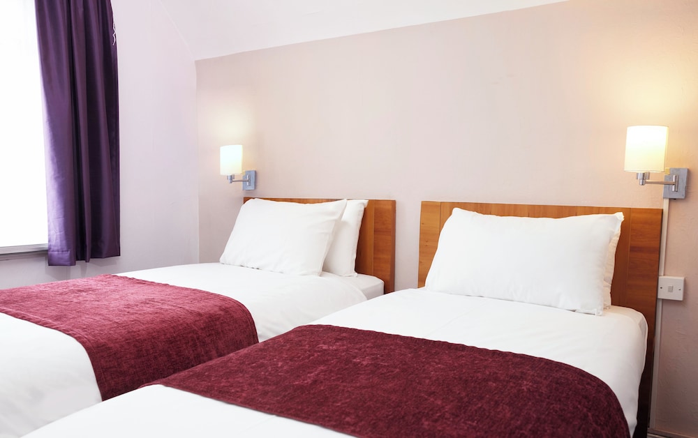 Cross Roads Hotel by Chef and Brewer Collection