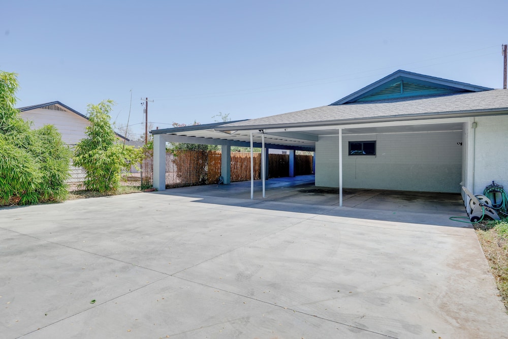 3 Mi to Dtwn Phoenix: Apt w/ Shared Patio