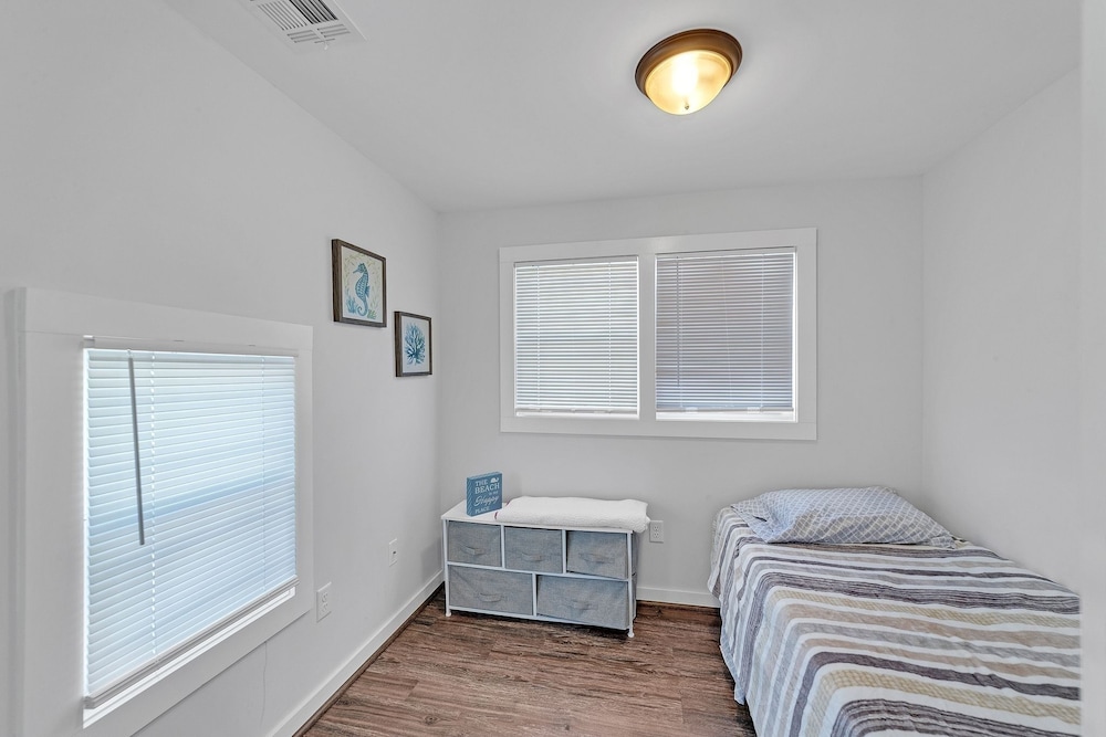 Charming 2-br Home, 4 Blocks To The Boardwalk 2 Bedroom Home