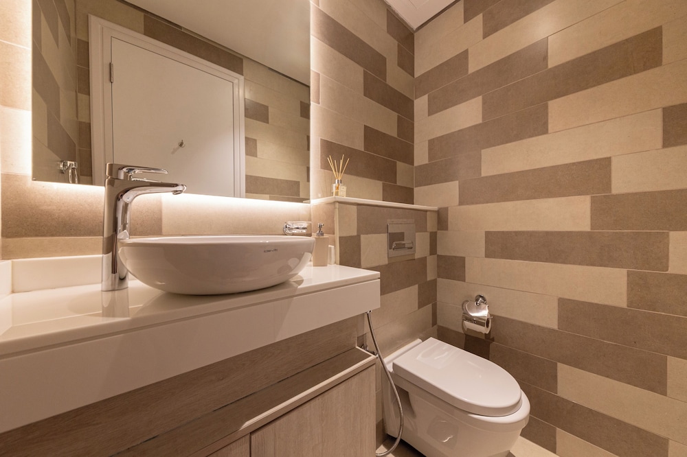 Stylish One-Bedroom Oasis Palm Location
