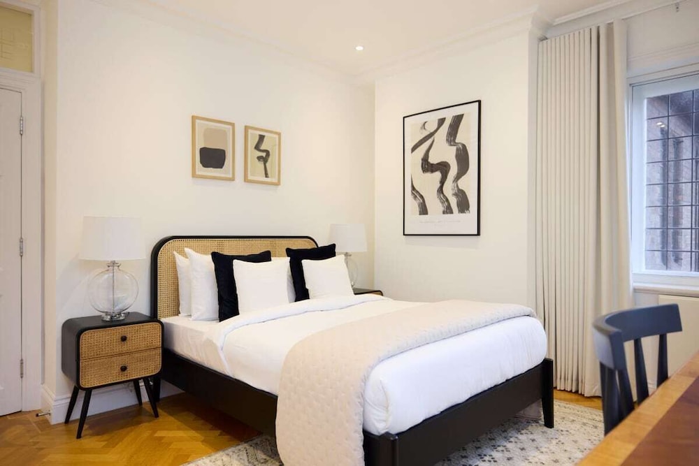 The Charm of Chelsea - Modern 4bdr With Shared Courtyard