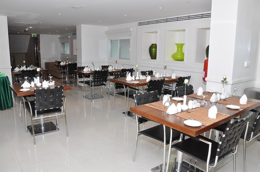 Abu Dhabi Vacations - Phoenix Plaza Hotel Apartments - Property Image 25