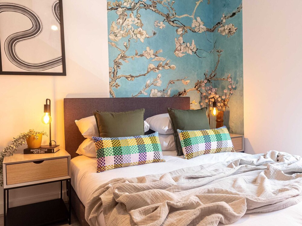 One Bed Apartment Gem Steps to City by Belvilla view 3