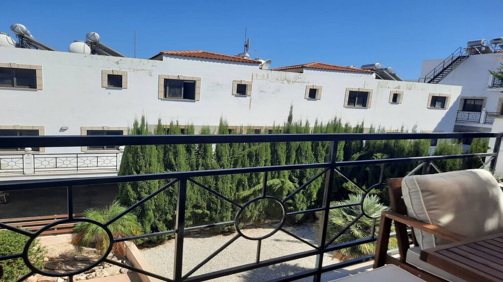 Paramount Gardens Resorts C201