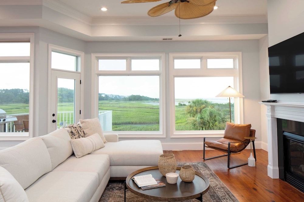 Sleeps 38 2 Homes, Steps to the Beach, Private Pool + Hottub, Game Room, Views