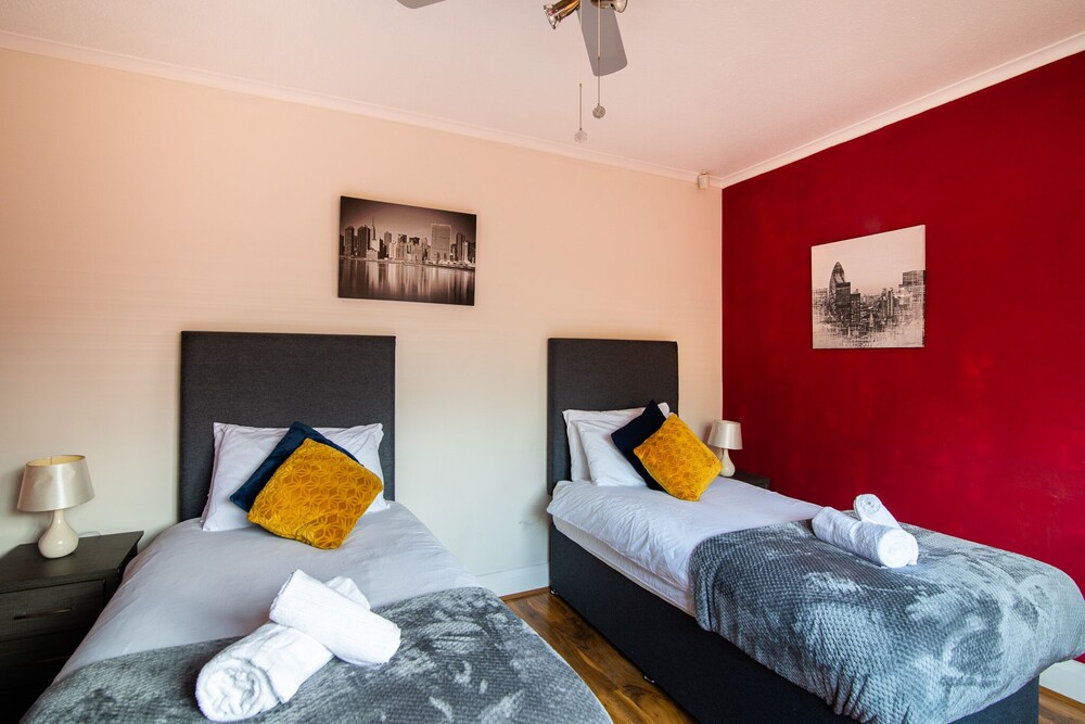 4br-7guests-freeparking-garden-wifi view 2