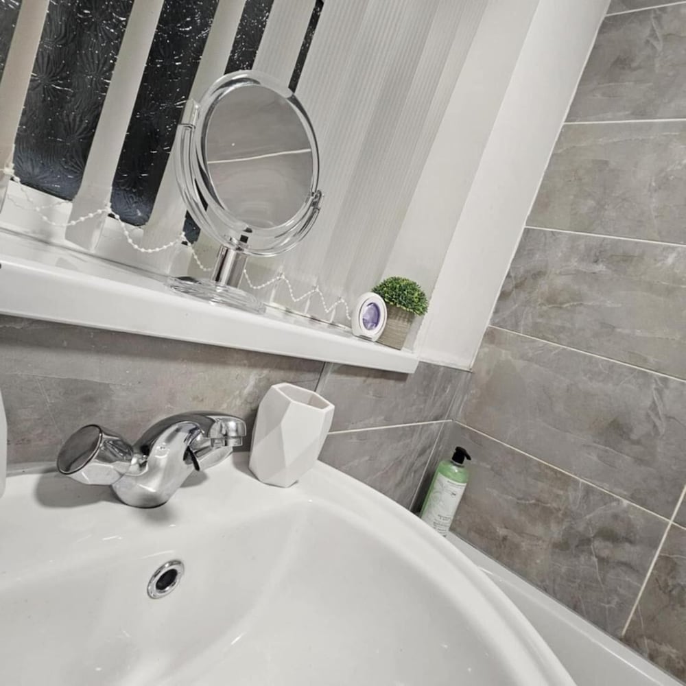 Charming Newcastle Home With Garden, Perfect for Families & Contractors