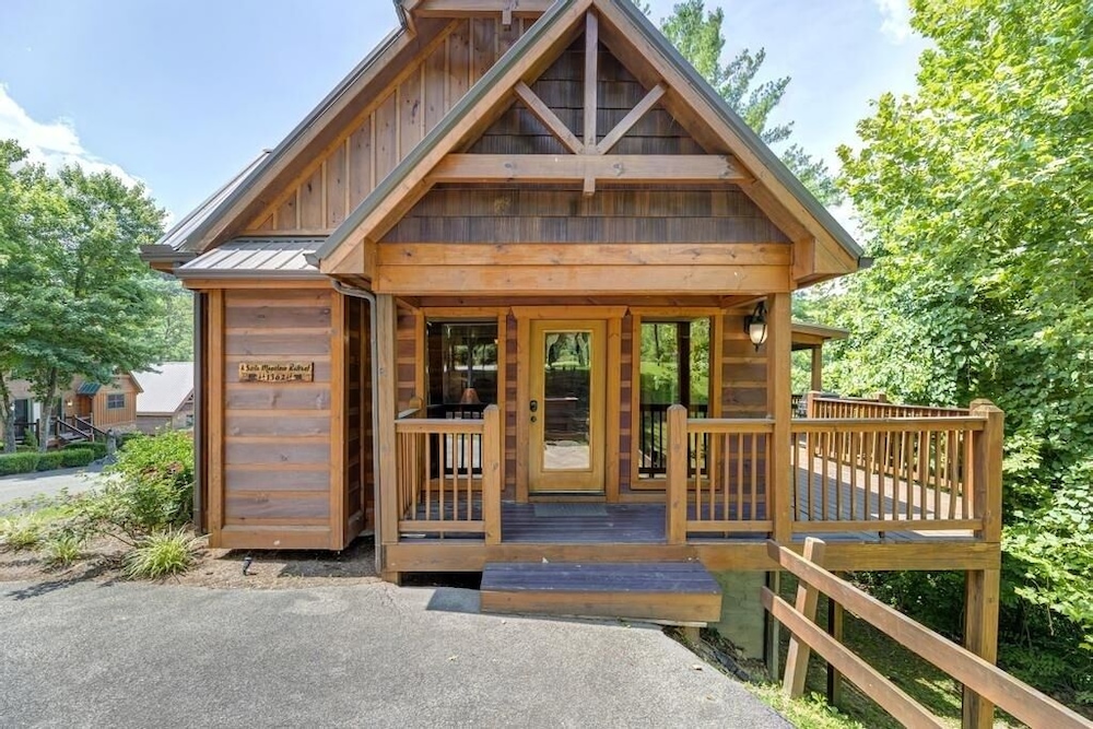A Suite Mountain - 2 Bedrooms, 1 Baths, Sleeps 6 Cabin by RedAwning