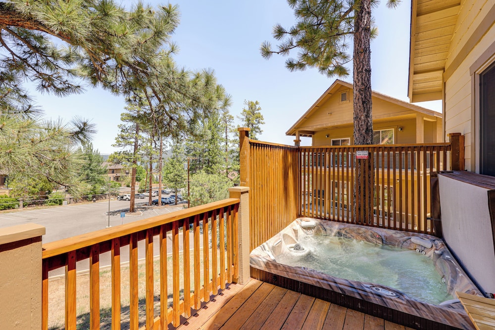 Walkable Big Bear Lake Home w/ Private Hot Tub!