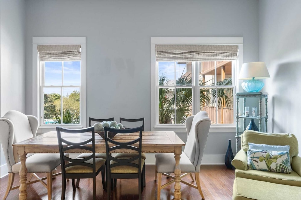 Salty Air & Blue Mountain Flair 3BR Condo w/ Pool, Balcony & Beach Access!