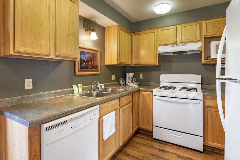 Three Bears Waterpark Resort Near Tomah, Ascend Collection Hotel