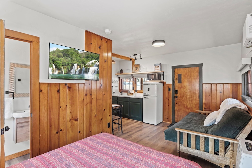 Timber Lodge Cabin 8