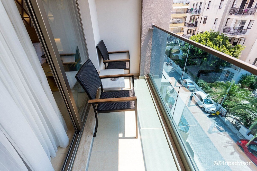 Aurasia Deluxe Hotel - Image 10