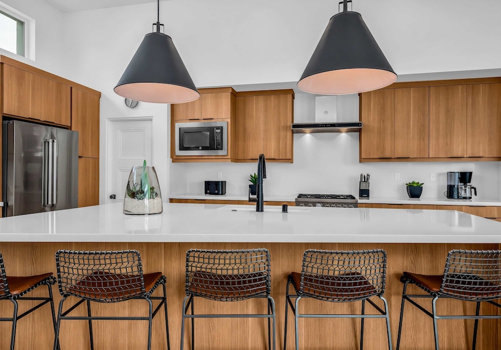 Modern Miralon - Sophisticated Retreat for Up To 5 w/ Resort Amenities