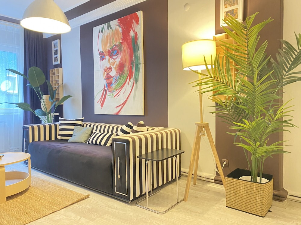 Charming Flat Near Osmanbey Metro Station