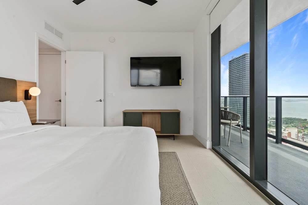 Bayside Breeze Downtown Luxury Tower Pool Gym
