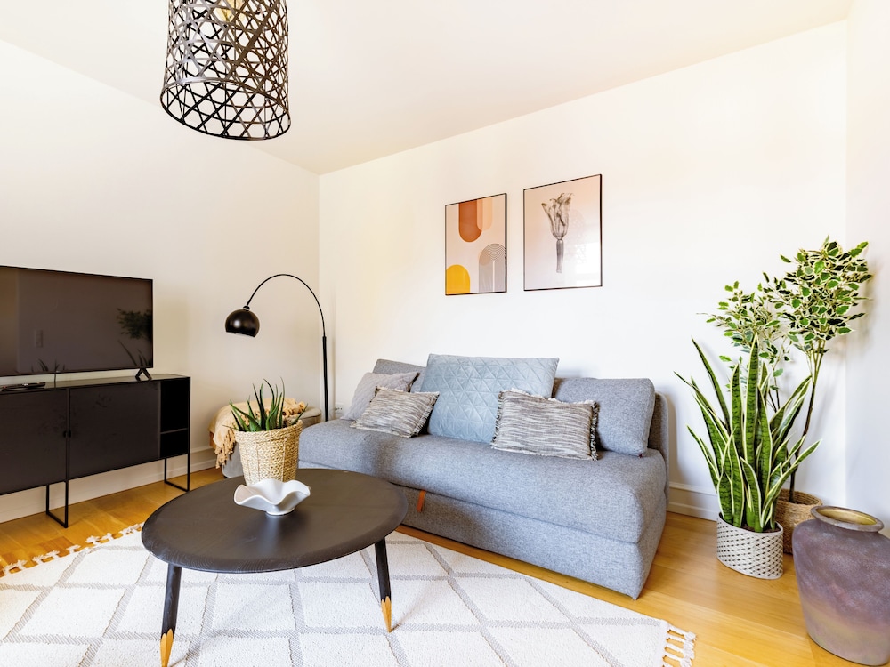 Sanders Shield 2 - 3 Bedroom Apartment With Balcony