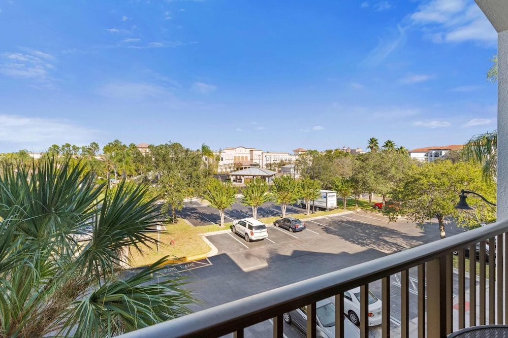 Vista Cay Swanky