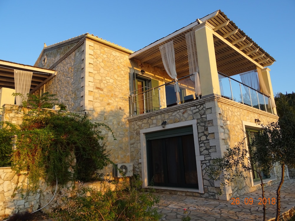 Artist's Villa Red Rose