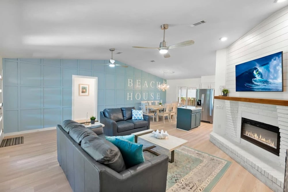 Walk to Beach BBQ Screened Patio Beach Gear