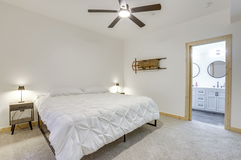 Mtn Cabin w/ Hot Tub + Game Room in Mchenry