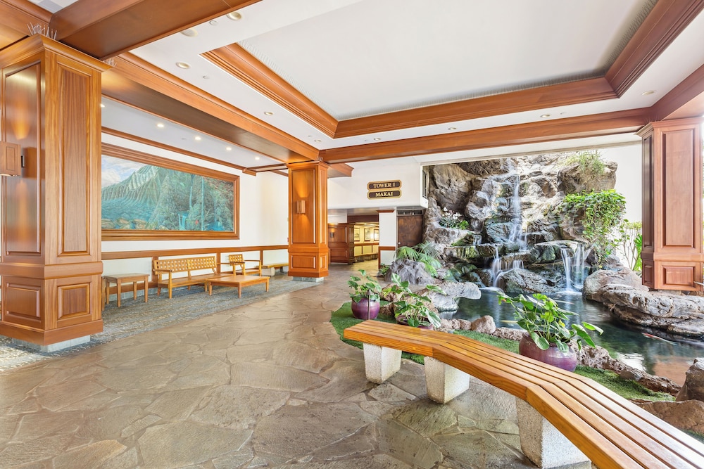 Waikiki Banyan 3409