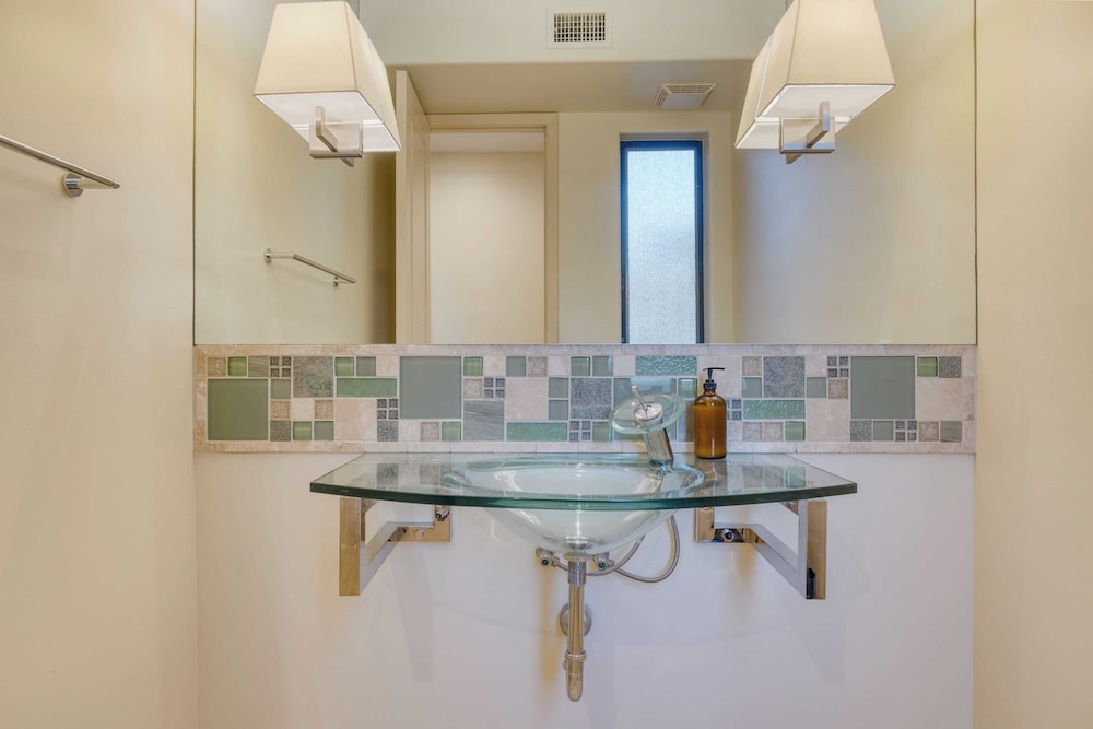 Luxe Scottsdale Oasis With Pool, Hot Tub, Firepit and Outdoor Lounge Avantstay