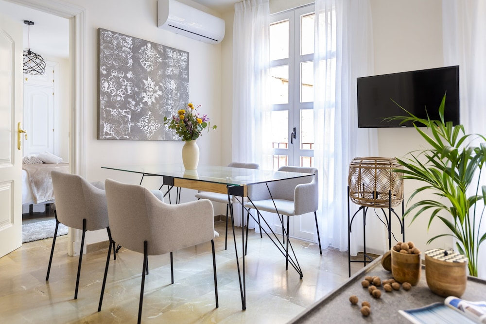 Cozy & Bright Apartment in the Center of Granada. Reyes Católicos view 2