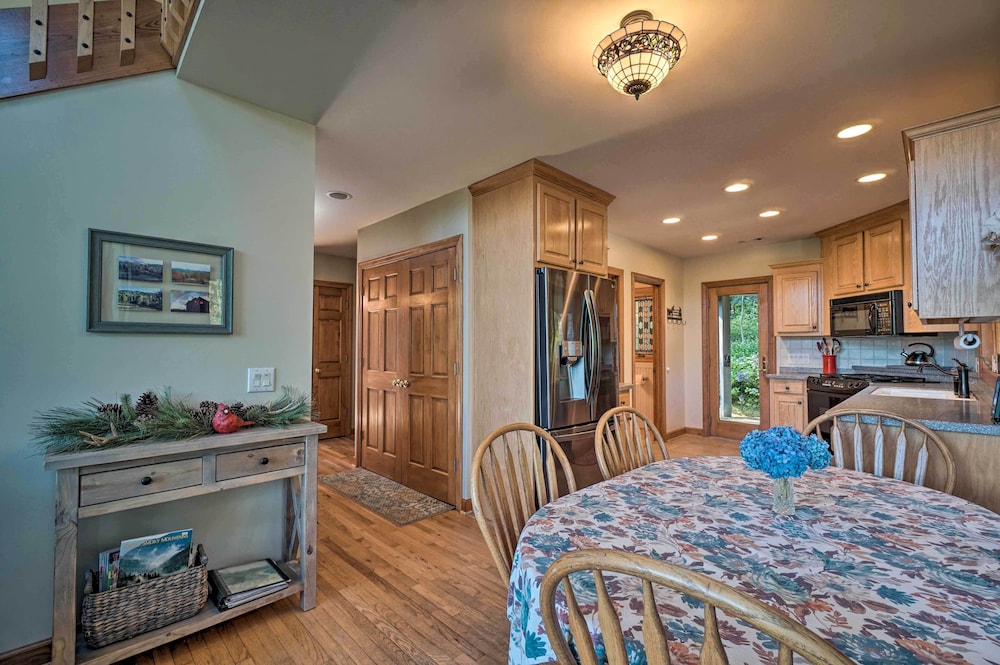 Hilltop Home w/ Panoramic Forest & Mountain Views!