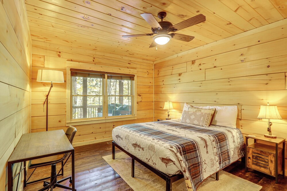 Ellijay Mountain Cabin w/ Hot Tub & Spacious Deck