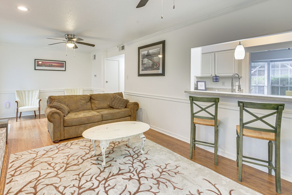 23 Mi to Nola: Cozy & Quaint Destrehan Townhome