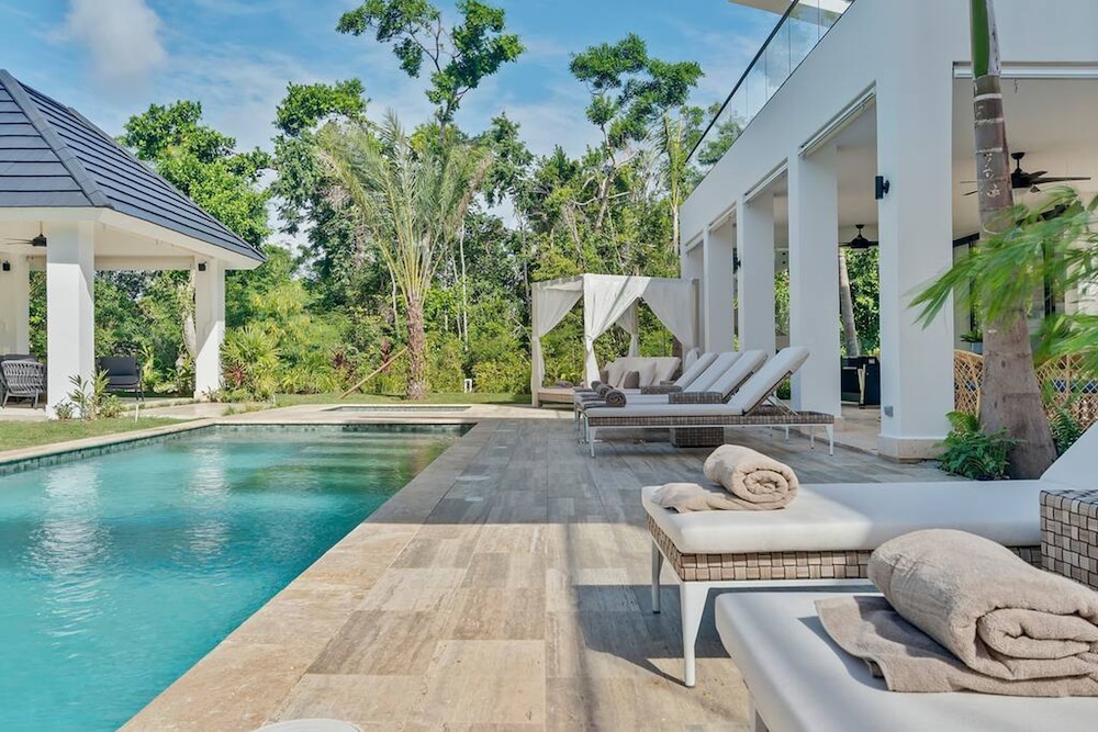 Contemporary 5 BR Luxury Golf Villa w Large Pool