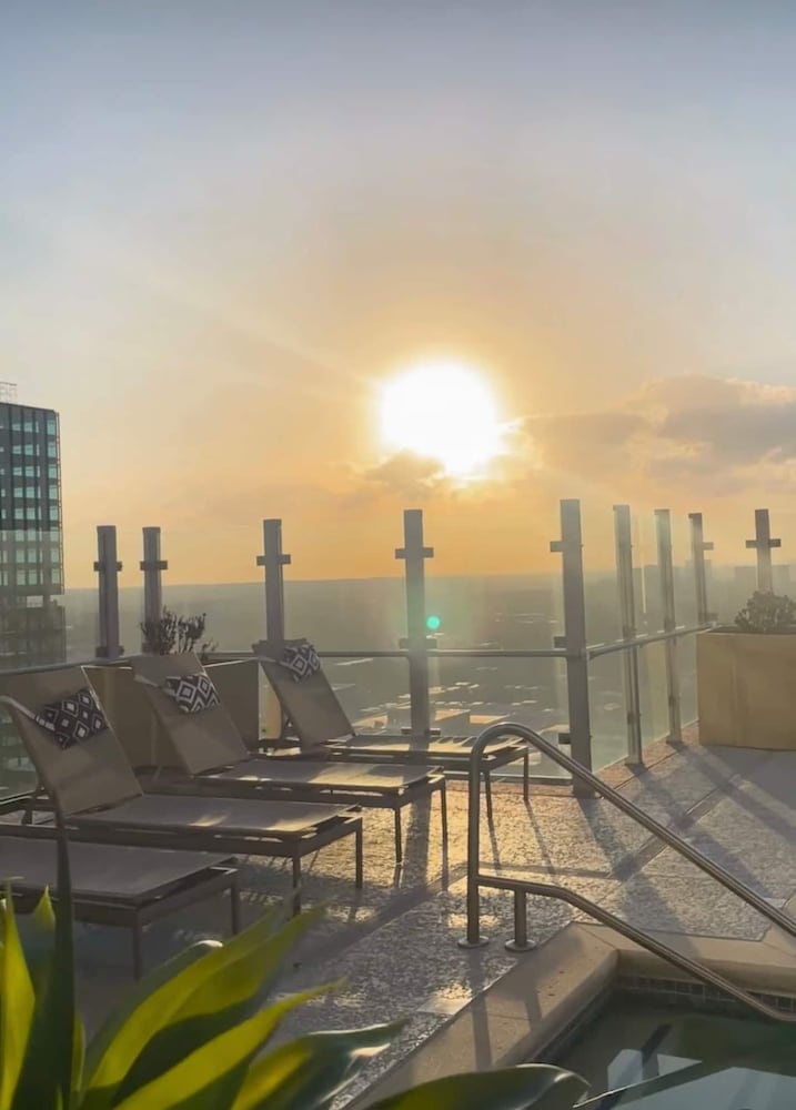Luxury Midtown High Rise w Pool