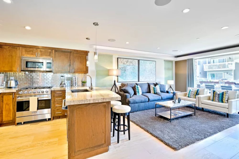 3 BR Roof Deck Ocean Views Hot Tub Beach Block