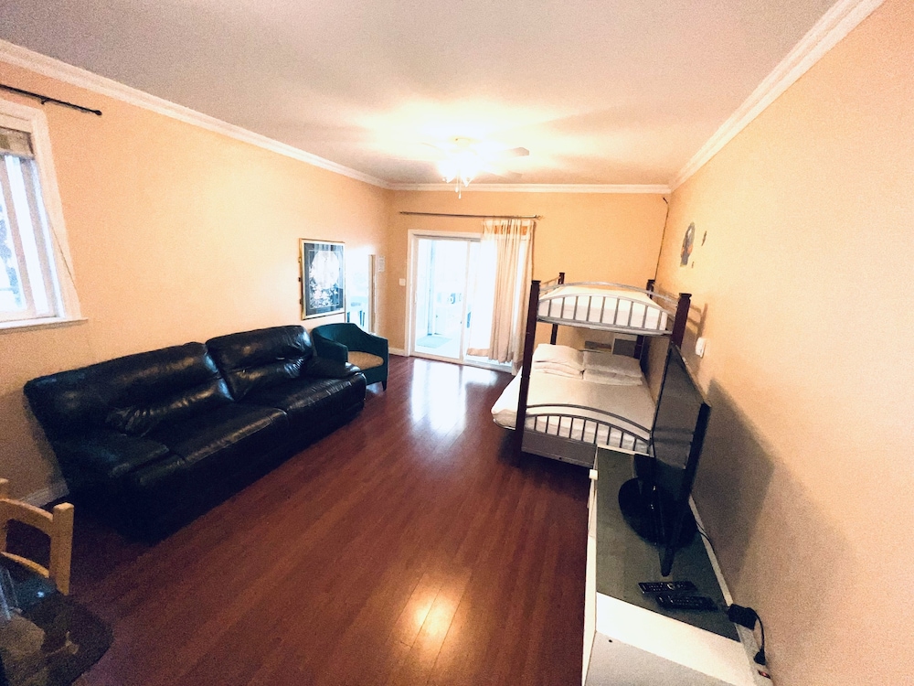 Surrey Vacations - Family Suite - Property Image 14