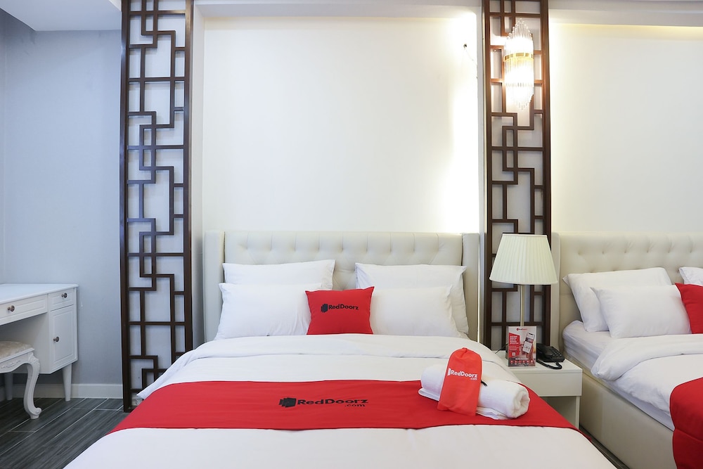 RedDoorz Premium @ Nguyen Oanh Street