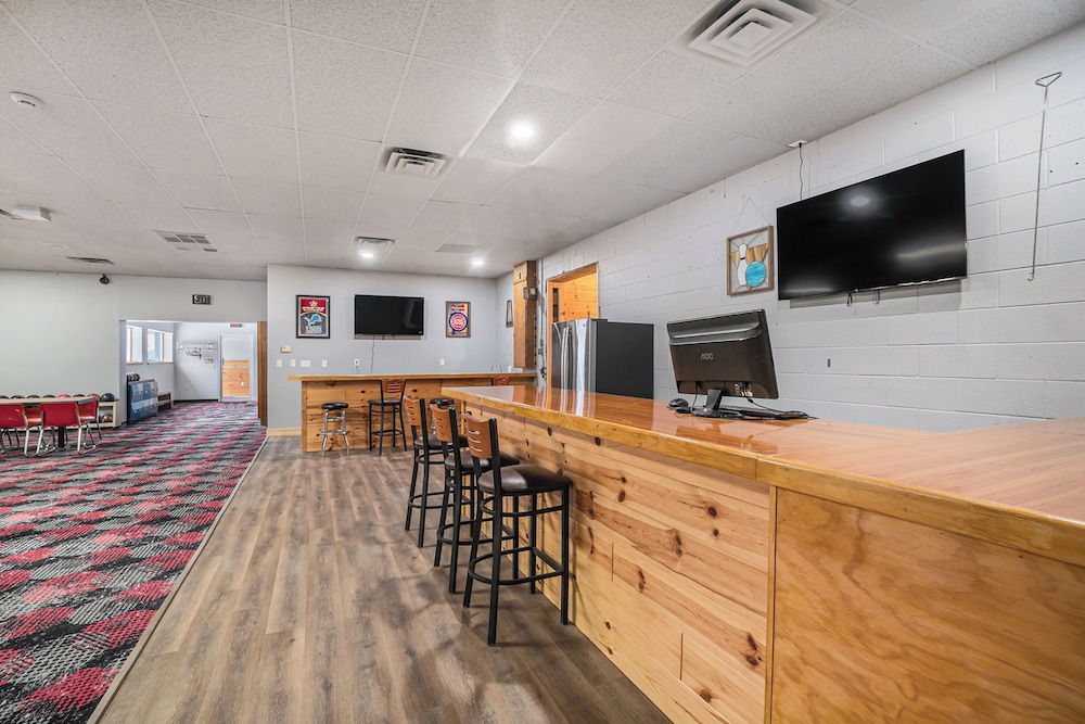 8BR Lodge w/ Bowling Alley, Near Lakes & Trails